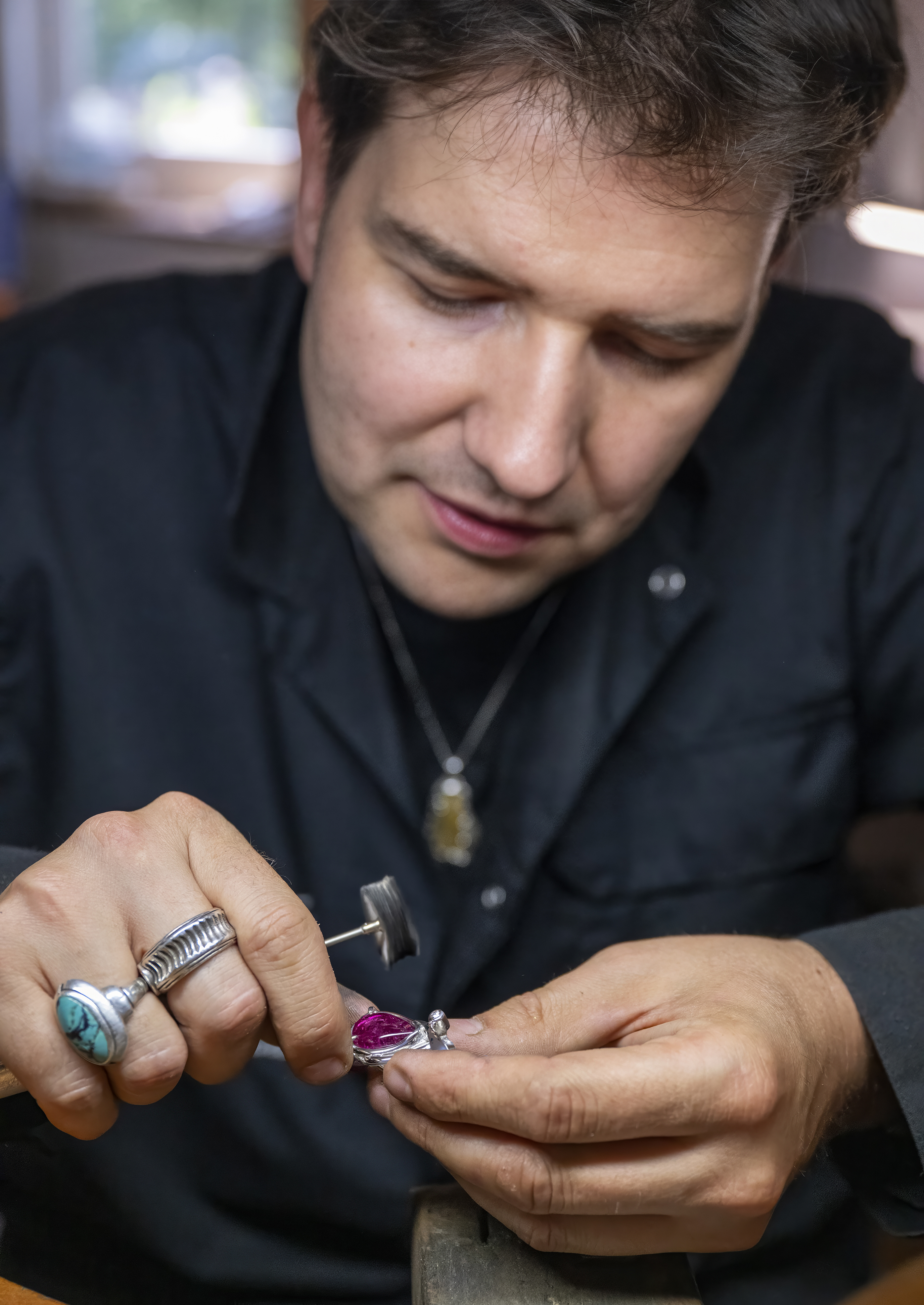 Yoann Rais artisan créateur de bijoux, peintre autodidacte Yoann Rais artisan créateur de bijoux, peintre autodidacte